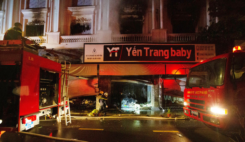 Xuyên đêm dập tắt đám cháy tại cửa hàng quần áo ở chợ Ninh Hiệp (huyện Gia Lâm)