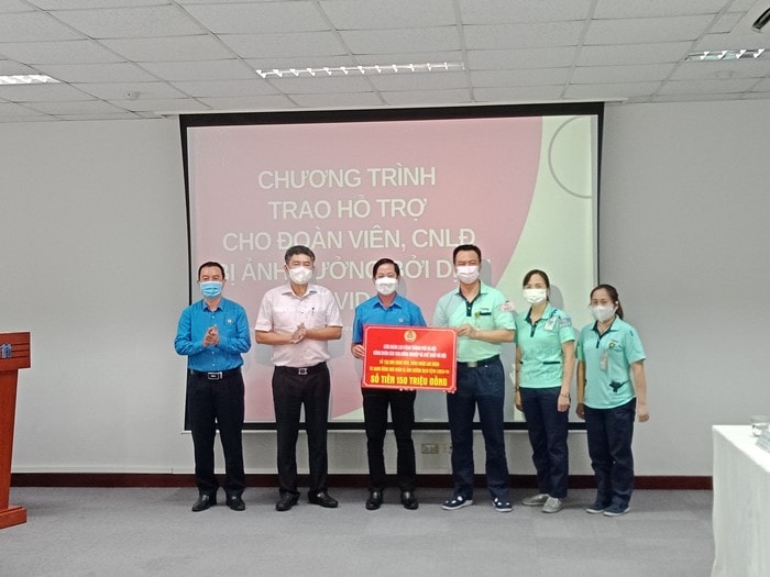 Trao 150 triệu đồng hỗ trợ CNLĐ khó khăn trở lại sản xuất kinh doanh