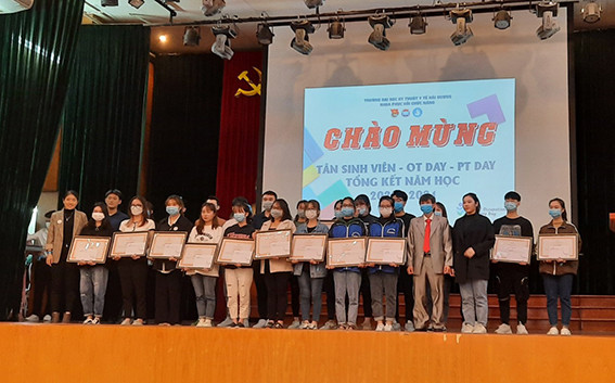 Hội Vật lý trị liệu Việt Nam trao giấy khen cho các em sinh viên Trường Đại học Kỹ thuật Y tế Hải Dương tham gia chống dịch COVID-19