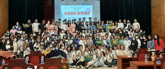 Hội Vật lý trị liệu Việt Nam trao giấy khen cho các em sinh viên Trường Đại học Kỹ thuật Y tế Hải Dương tham gia chống dịch COVID-19