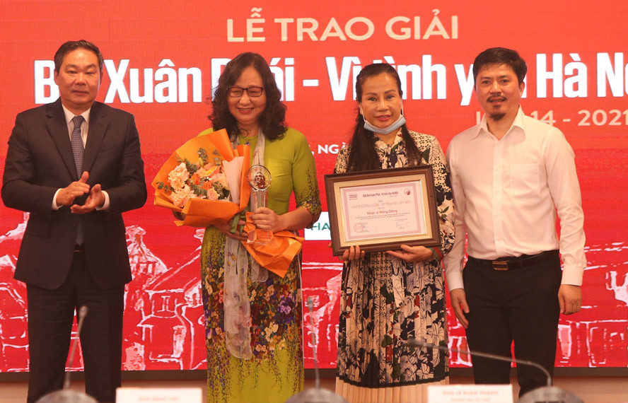 Nhạc sĩ Hồng Đăng nhận Giải thưởng Lớn - Vì tình yêu Hà Nội năm 2021