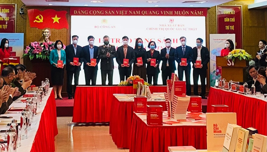 Ra mắt sách ''Những điểm mới về an ninh quốc gia trong Văn kiện Đại hội XIII của Đảng''