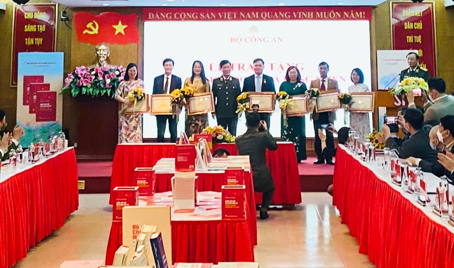 Ra mắt sách ''Những điểm mới về an ninh quốc gia trong Văn kiện Đại hội XIII của Đảng''