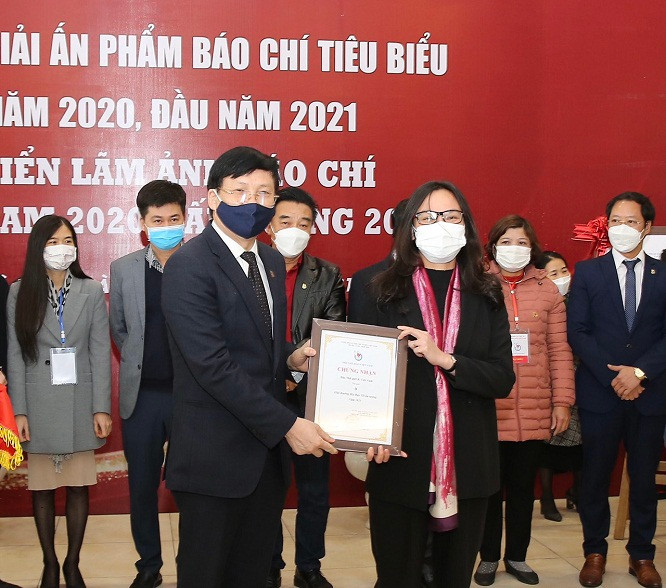 Người Hà Nội đoạt giải B bìa báo Tết ấn tượng năm 2020