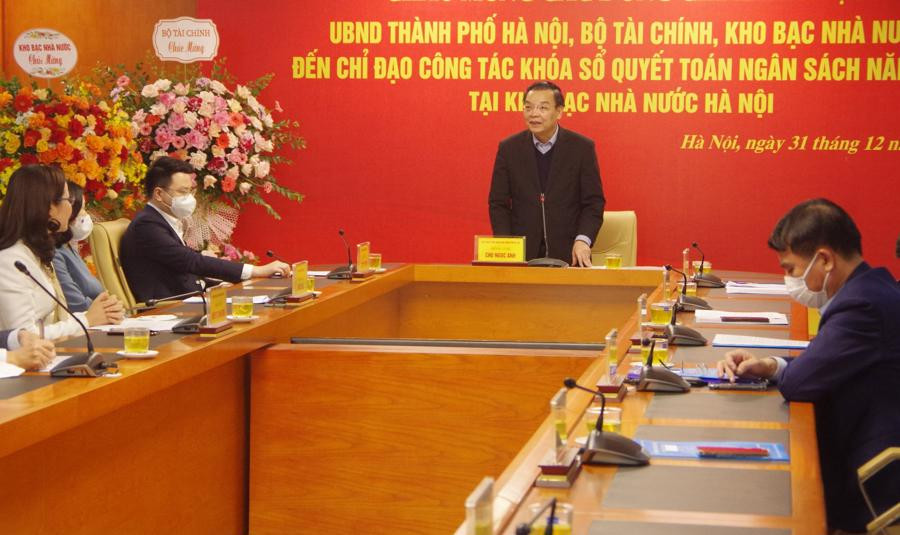 Chủ tịch UBND thành phố Hà Nội đã đến kiểm tra công tác chốt sổ tài chính cuối năm và thu ngân sách tại Kho bạc Nhà nước Hà Nội.