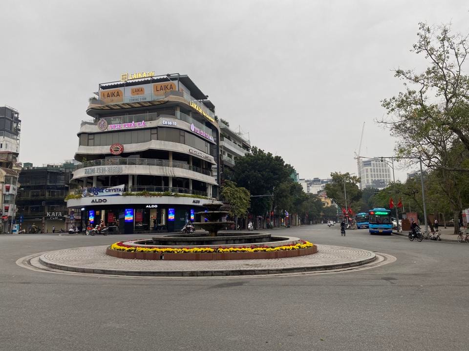 Theo ghi nhận của phóng viên báo Kinh tế và Đô thị trong sáng 1/1/2022, nhiều tuyến phố khung cảnh vắng lặng, bình yên. Dòng người không còn vội vã mà trầm lắng hơn so với những ngày thường.
