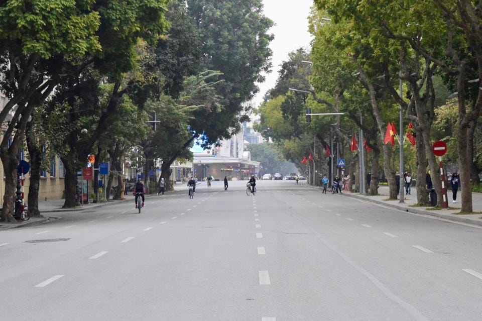 Khắp phố phường Hà Nội bình yên, không ồn ào, không tiếng còi xe.