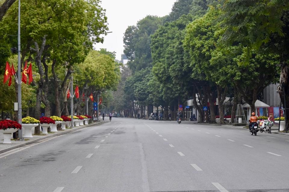 Không còn cảnh tắc đường, không tiếng xe ô tô, không hàng hóa, kinh doanh vỉa hè. Thay vào đó là một Hà Nội yên bình với những nếp nhà cổ, những hàng cây xanh mướt báo hiệu của mùa Xuân.
