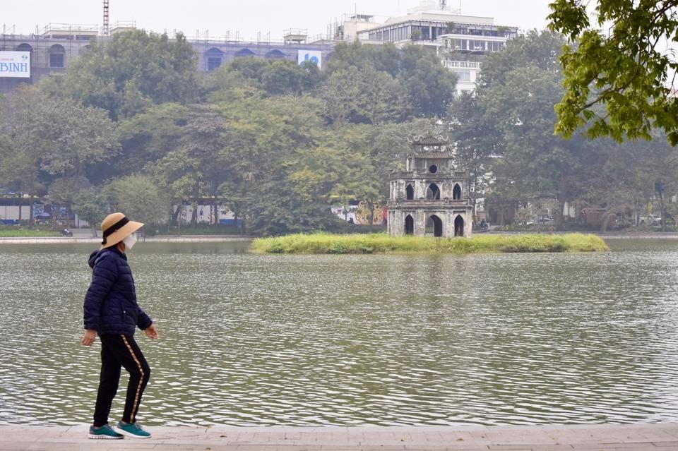 Người dân đi tâp thể dục cảm nhận không khí trong lành không còn tấp nập của khói bụi xe.