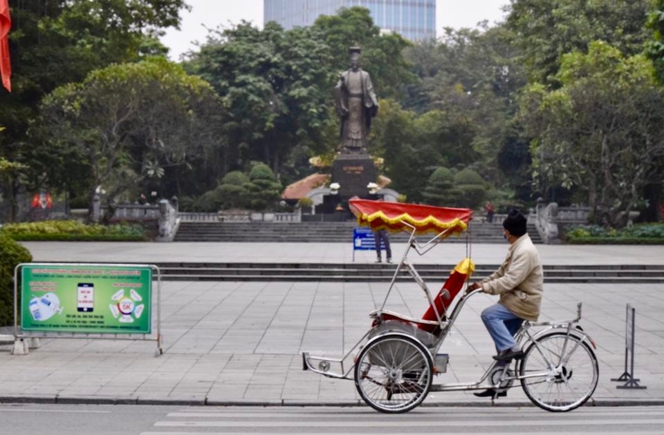 Tại tượng đài Lý Thái Tổ ngày đầu năm mới vắng bóng người qua lại.