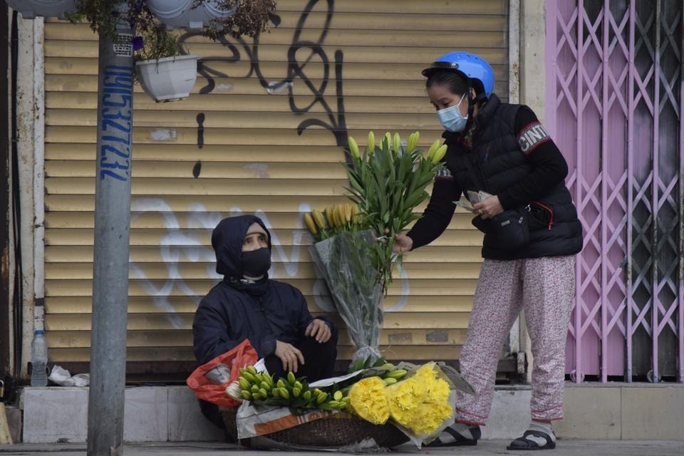 Những gánh hàng hoa ven đường.