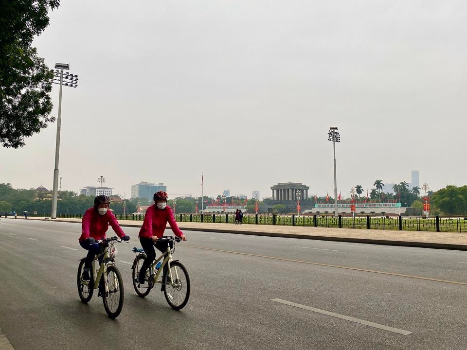 Hà Nội sáng mùng 1 Tết Dương lịch 2022 trở nên bình yên và giản dị vô cùng.