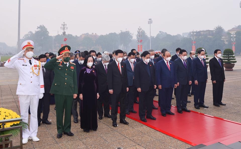 Các đồng chí lãnh đạo Đảng, Nhà nước, các đại biểu Quốc hội kính cẩn nghiêng mình, bày tỏ lòng thành kính trước anh linh Chủ tịch Hồ Chí Minh. Ảnh: Quochoi.vn