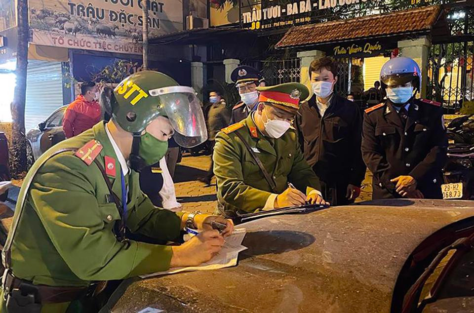 Tổ liên ngành quận Đống Đa xử lý vi phạm trật tự đô thị và kết hợp tuyên truyền về công tác phòng chống dịch trên tuyến phố Nguyễn Văn Tuyết.