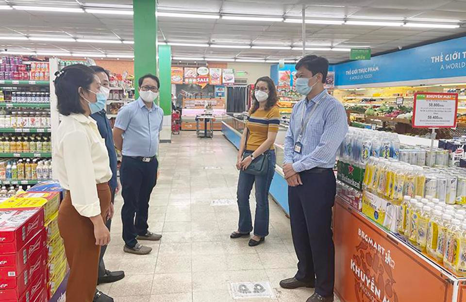 Lãnh đạo quận Đống Đa trực tiếp kiểm tra công tác đảm bảo phòng, chống dịch tại siêu thị trên địa bàn.