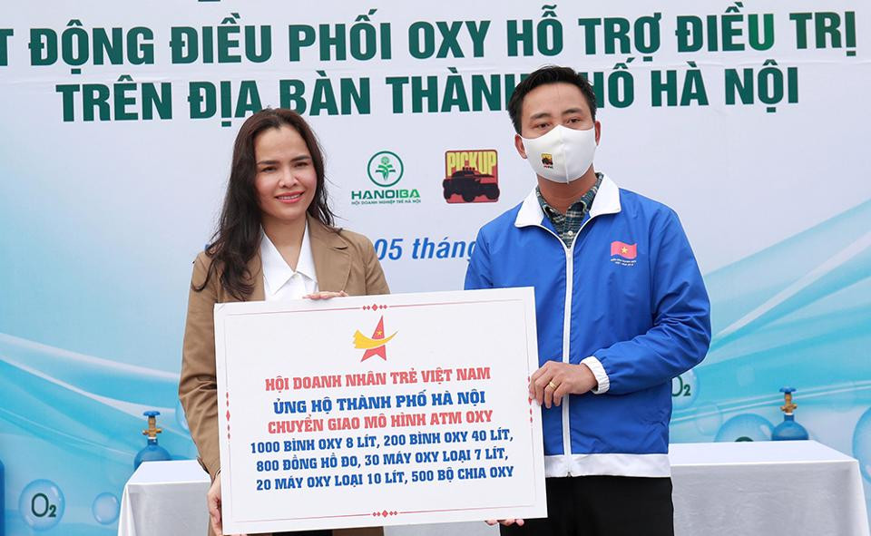 Hôi Doanh nhân trẻ Việt Nam chuyển giao 1.200 bình Oxy và các thiết bị y tế cho Thành đoàn - Hội LHTN TP Hà Nội.