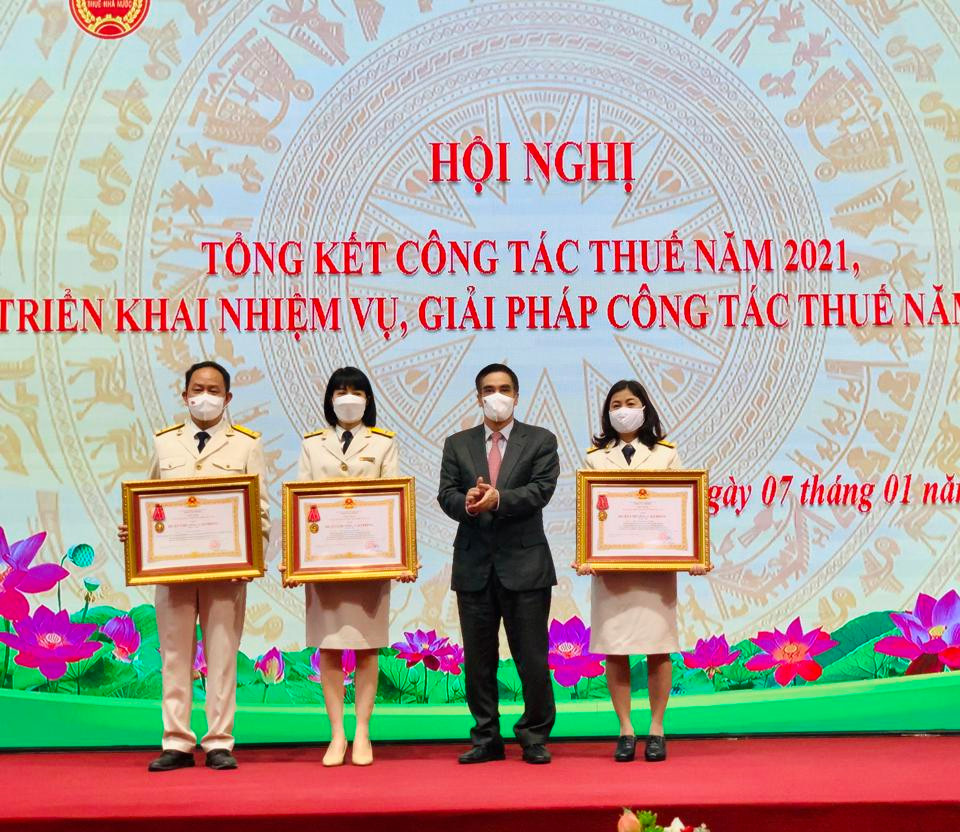 Thứ trưởng Bộ Tài chính Trần Xuân Hà trao Huân chương Lao động Hạng Nhì, Hạng Ba của Chủ tịch nước CHXHCN Việt Nam cho các cá nhân đạt thành tích cao của Cục Thuế TP Hà Nội