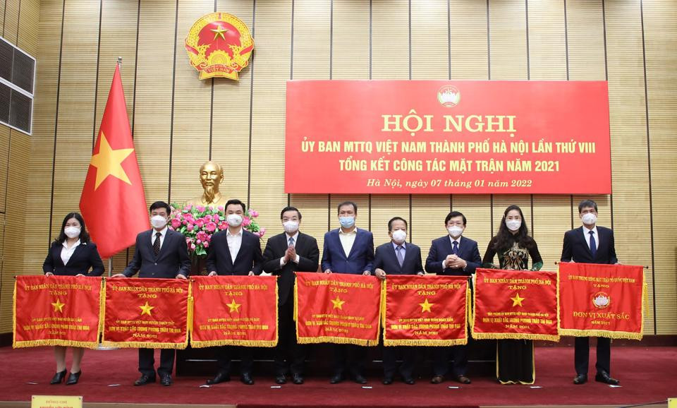 Chủ tịch UBND TP Hà Nội Chu Ngọc Anh trao Cờ thi đua cho các đơn vị xuất sắc năm 2021