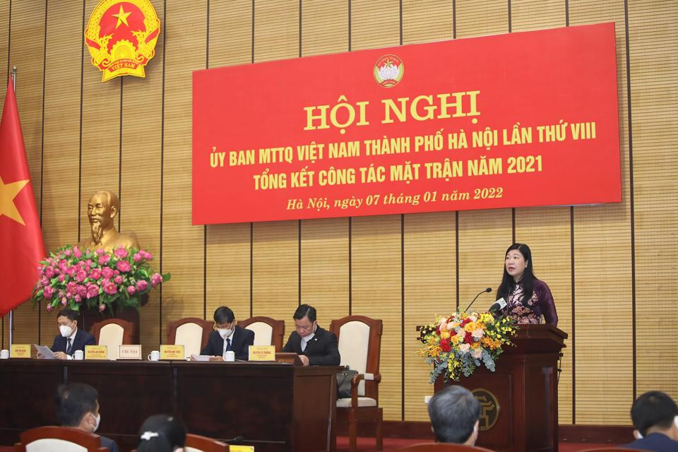 Chủ tịch Ủy ban MTTQ TP Hà Nội Nguyễn Lan Hương phát biểu tại hội nghhij