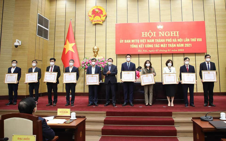 Phó Bí thư Thành ủy Hà Nội Nguyễn Văn Phong trao Bằng khen cho các đơn vị xuất sắc