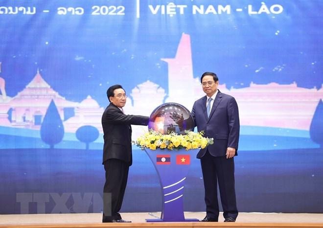 Thủ tướng Phạm Minh Chính và Thủ tướng Lào Phankham Viphavanh thực hiện nghi lễ phát động Năm Đoàn kết Hữu nghị Việt Nam - Lào, Lào - Việt Nam 2022. Ảnh: TTXVN