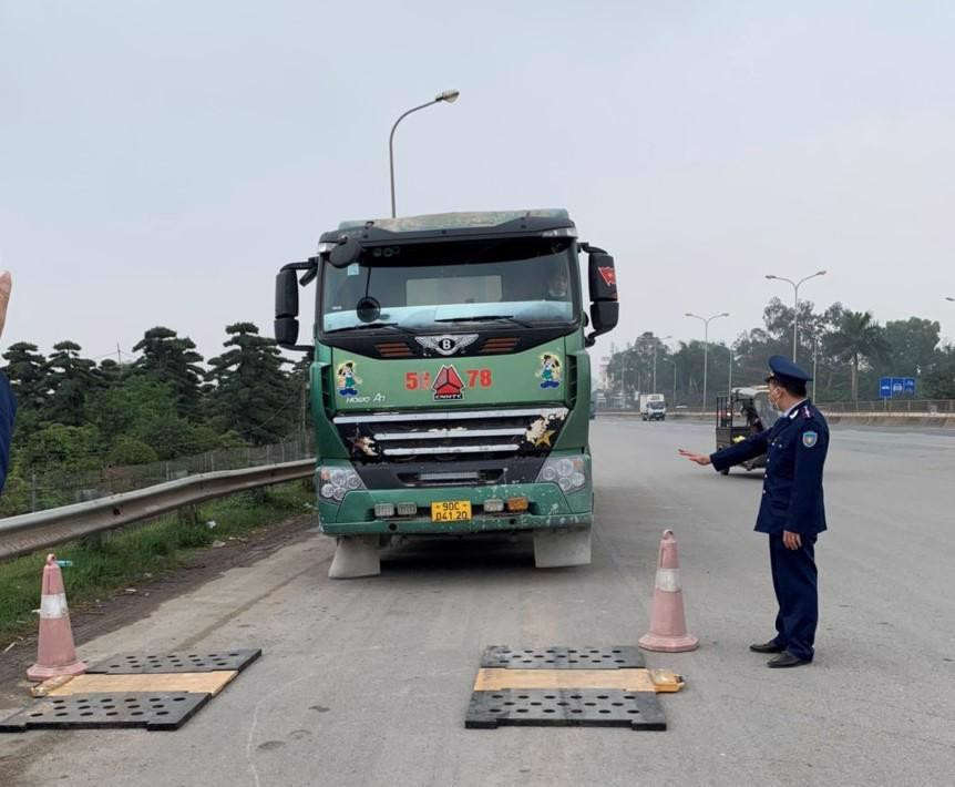 Thanh tra Sở GTVT TP Hà Nội đã tích cực bố trí lực lượng phối hợp với lực lượng thanh tra thuộc Cục Quản lý đường bộ I tiến hành kiểm soát tải trọng phương tiện qua cầu Thăng Long.