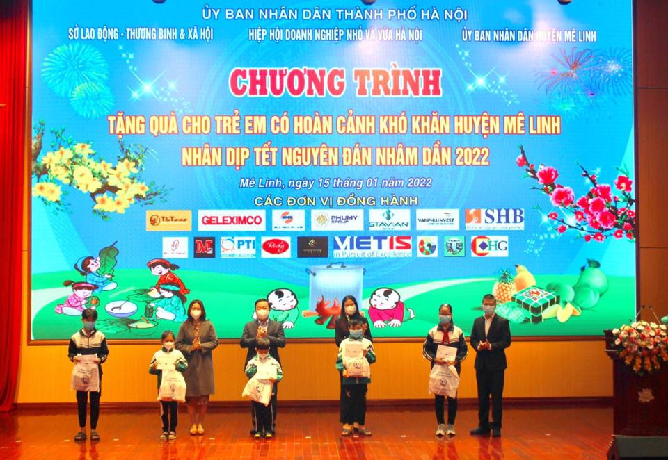 Phó Chủ tịch UBND TP Hà Nội Chử Xuân Dũng tặng quà Tết Nhâm Dần năm 2022 cho trẻ em có hoàn cảnh khó khăn. Ảnh: Trần Oanh.