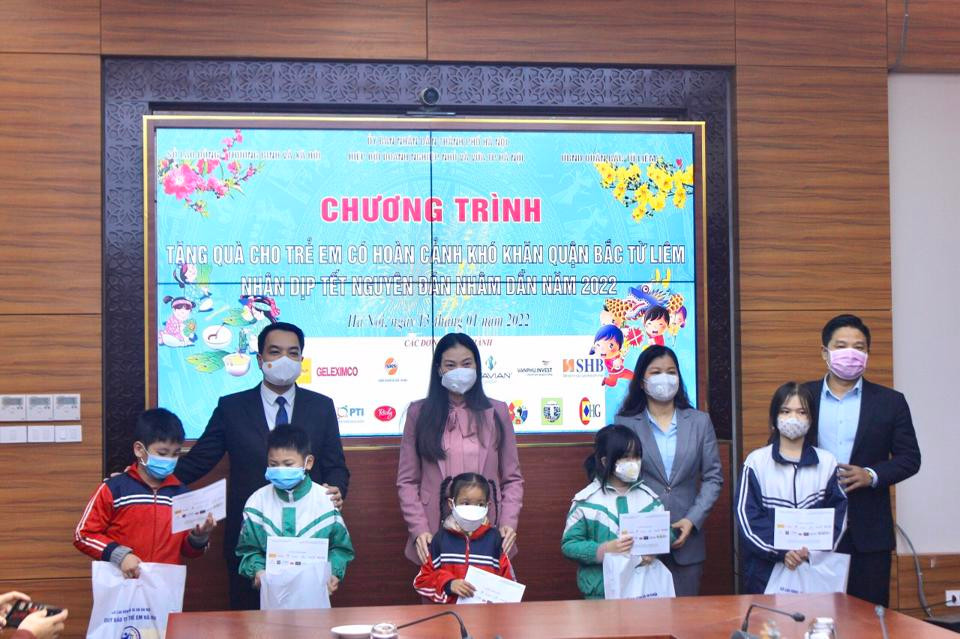 Giám đốc Sở LĐTB&XH Hà Nội Bạch Liên Hương, các nhà tài trợ tặng quà Tết Nguyên đán Nhâm Dần cho trẻ em có hoàn cảnh khó khăn trên địa bàn quận Bắc Từ Liêm.