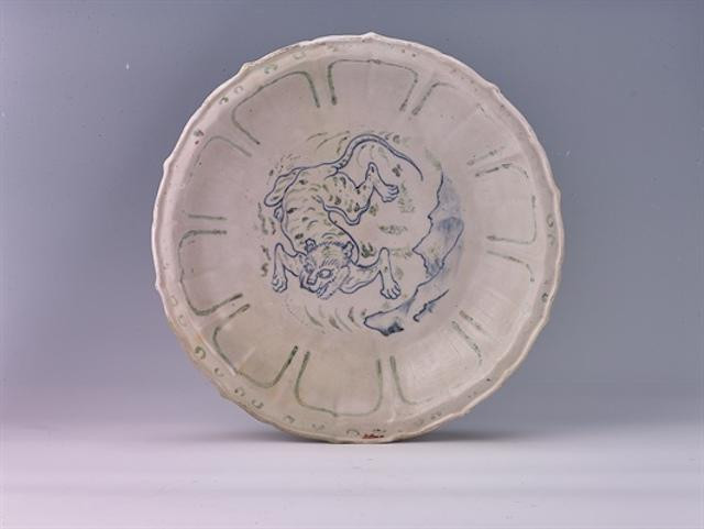 Đĩa trang trí hình hổ, chất liệu gốm, niên đại thế kỷ XV.