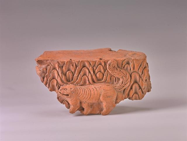 Mảnh ghạch trang trí hình hổ, chất liệu đất nung, niên đại thế kỷ XI - XIV.