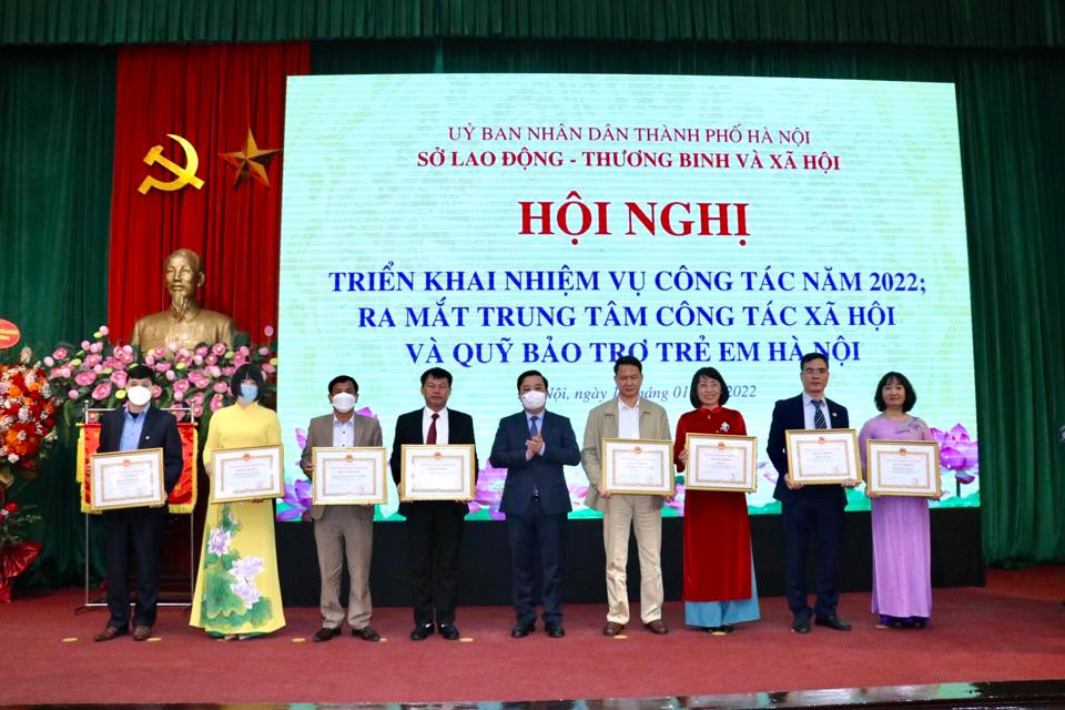 Phó Chủ tịch UBND TP Hà Nội trao Bằng khen của Chủ tịch UBND TP cho các tập thể đạt thành tích xuất sắc trong phong trào thi đua năm 2021.