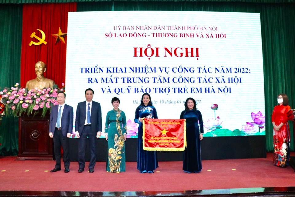 Thứ trưởng Bộ LĐTB&XH Nguyễn Thị Hà trao Cờ thi đua xuất sắc của Bộ LĐTB&XH cho Sở LĐTB&XH Hà Nội.