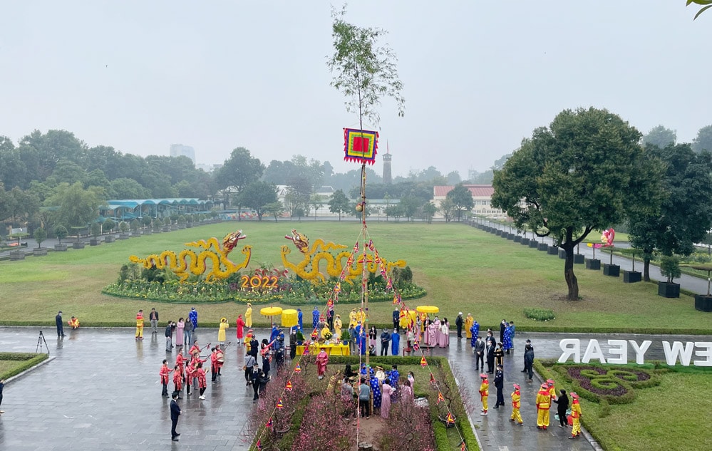 Dựng cây nêu đón Tết ở Hoàng thành Thăng Long