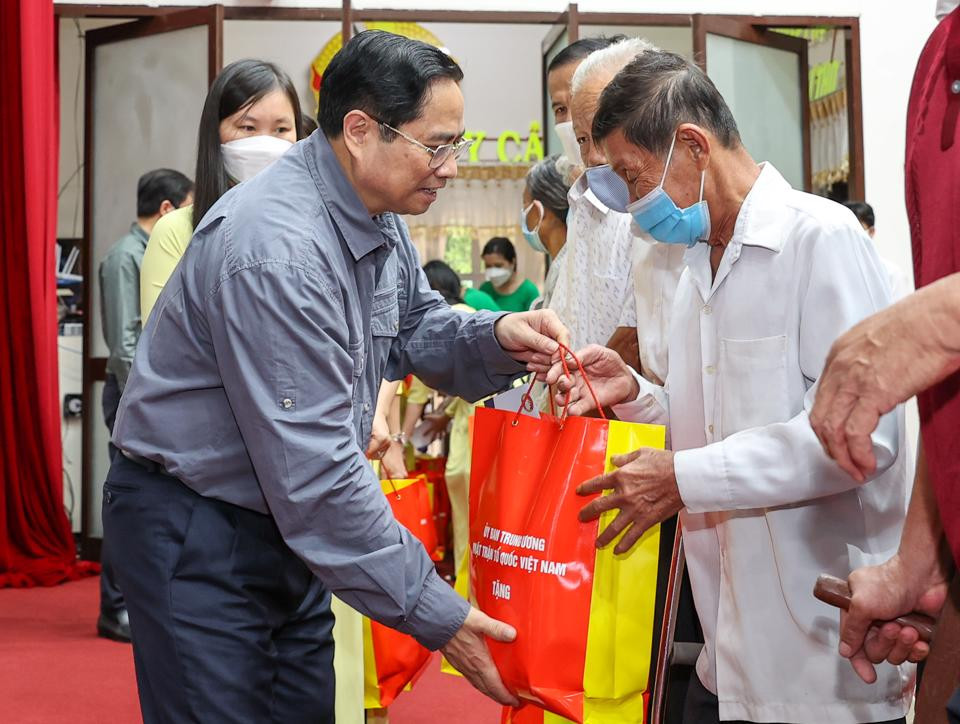 Thủ tướng Phạm Minh Chính tặng quà các gia đình chính sách, hộ có hoàn cảnh khó khăn