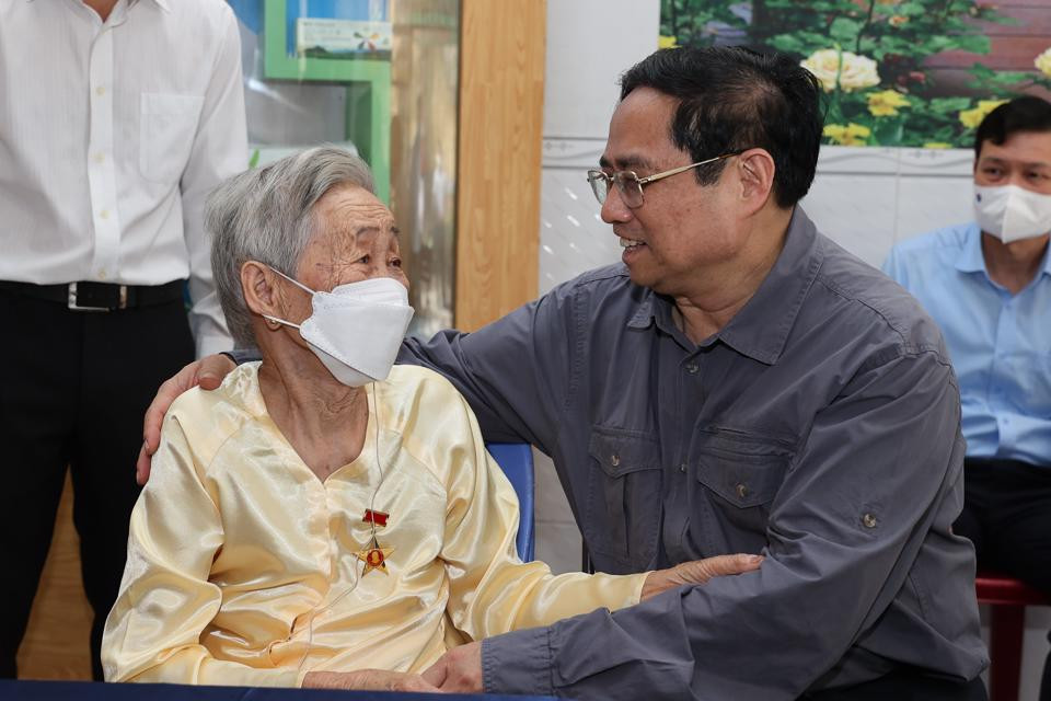 Thủ tướng thăm mẹ Việt Nam anh hùng Dương Thị Nga
