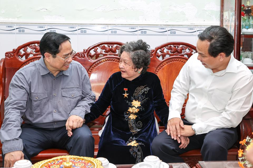 Thủ tướng thăm mẹ Việt Nam anh hùng Đặng Thị Gương