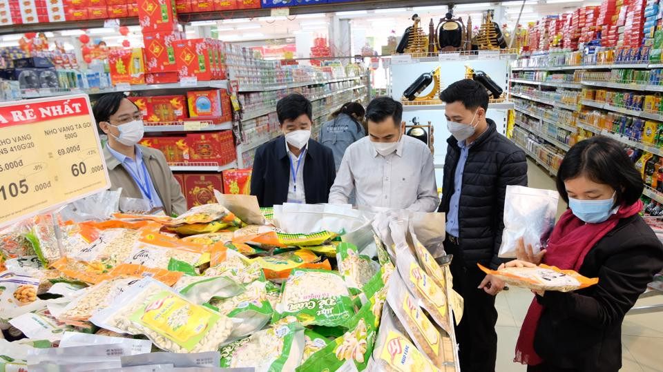 Đoàn liên ngành TP Hà Nội kiểm tra việc chấp hành các quy định về an toàn thực phẩm tại Siêu thị Lan Chi Mart (huyện Ba Vì). Ảnh: Lâm Nguyễn.