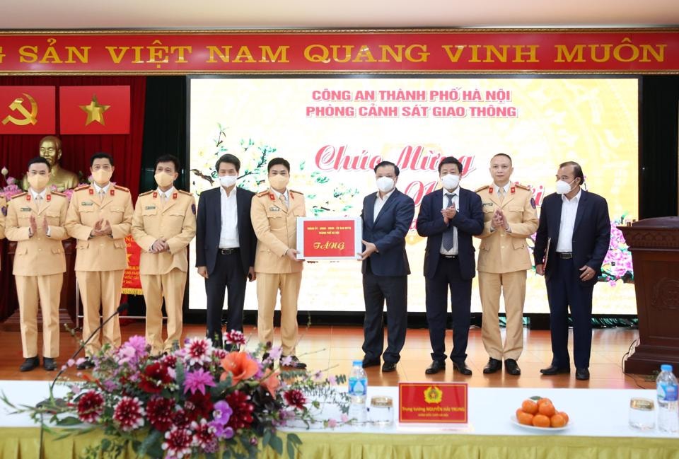 Bí thư Thành ủy Đinh Tiến Dũng tặng quà cho cán bộ, chiến sĩ Phòng Cảnh sát giao thông nhân dịp Tết Nguyên đán Nhâm Dần 2022.