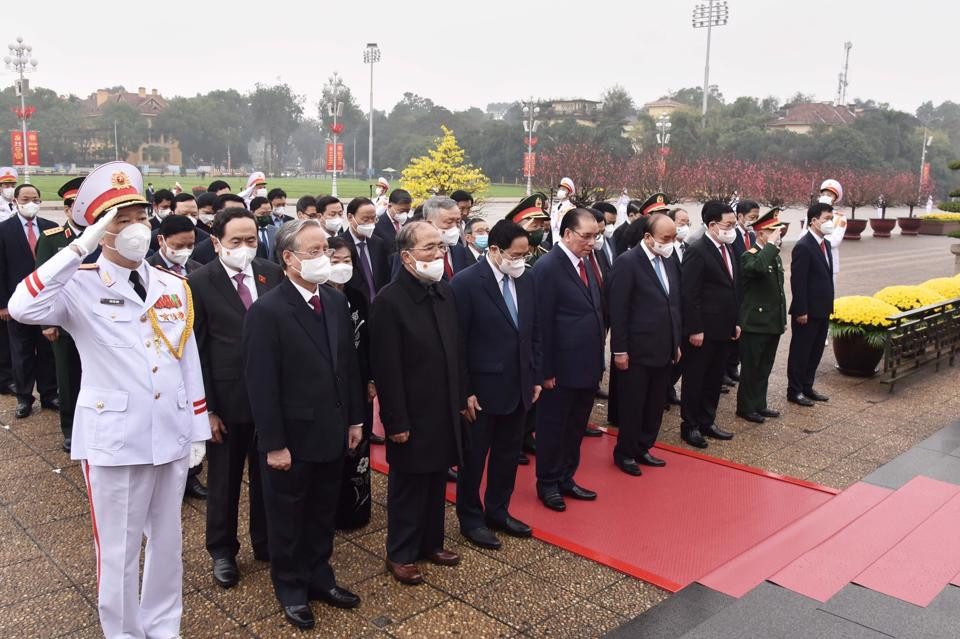 Đoàn đại biểu lãnh đạo Đảng, Nhà nước đặt vòng hoa, vào Lăng viếng Chủ tịch Hồ Chí Minh.