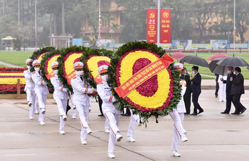 Đoàn đại biểu lãnh đạo Đảng, Nhà nước đã đến đặt vòng hoa, vào Lăng viếng Chủ tịch Hồ Chí Minh.