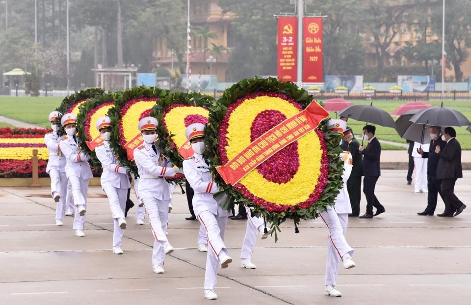 Đoàn đại biểu lãnh đạo Đảng, Nhà nước đã đến đặt vòng hoa, vào Lăng viếng Chủ tịch Hồ Chí Minh.