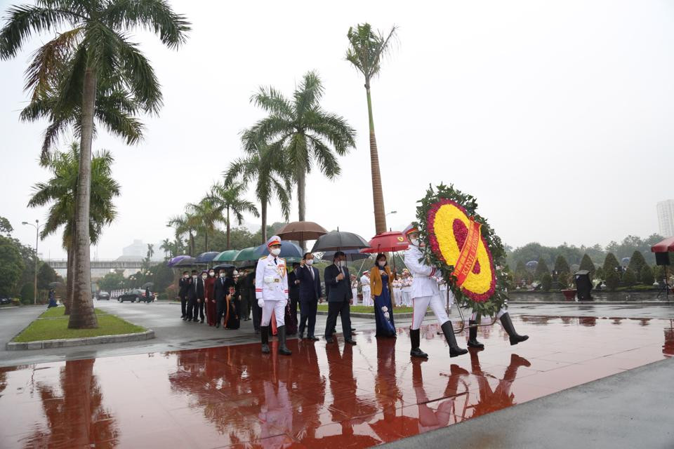 Đoàn đại biểu Thành uỷ - HĐND – UBND - Ủy ban MTTTQ Việt Nam TP Hà Nội đã đặt vòng hoa, dâng hương tại Nghĩa trang Mai Dịch.