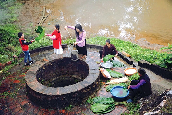 Chạm vào niềm Tết