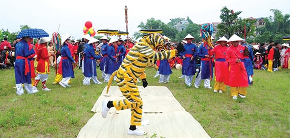 Chúa sơn lâm trong hội làng Hà Nội