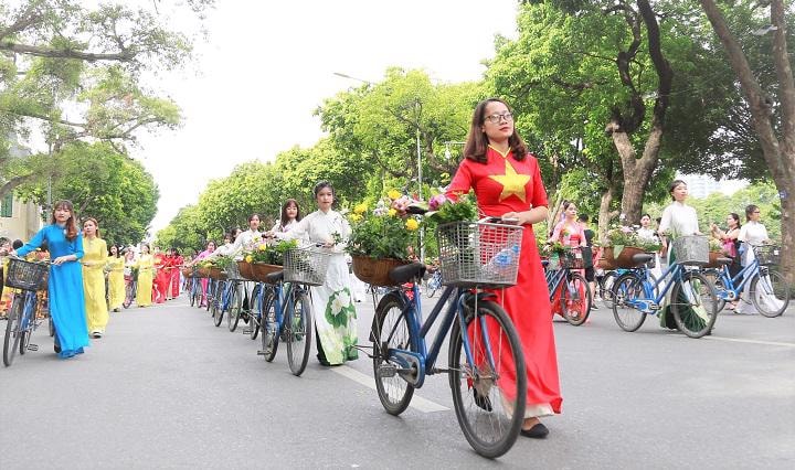 Thanh niên Hà Nội diễu hành tại phố đi bộ quanh hồ Hoàn kiếm.