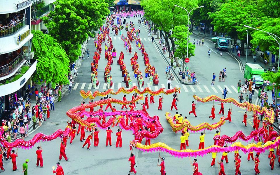 Lễ hội đường phố được tổ chức trên không gian phố đi bộ quanh hồ Hoàn kiếm. Ảnh: Phạm Hùng