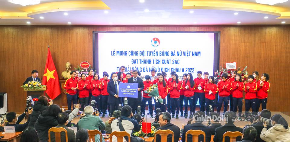 UBND TP Hà Nội trao tặng ĐT nữ Việt Nam 1 tỷ đồng