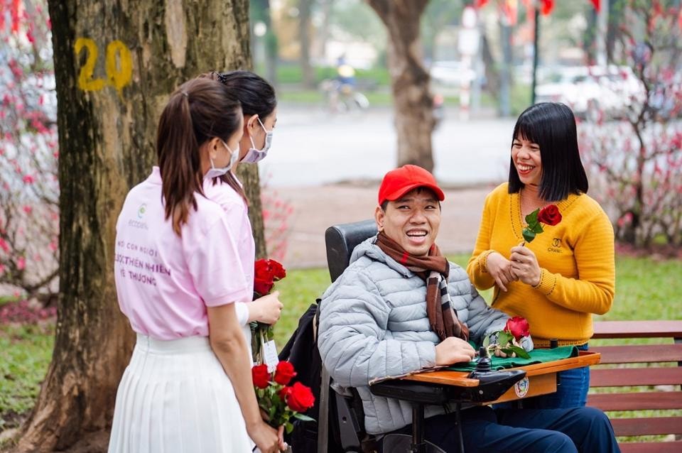 Valentine 2022: Màn tỏ tình ấn tượng nhất thế giới vừa diễn ra tại Hà Nội với 99.999 bông hồng