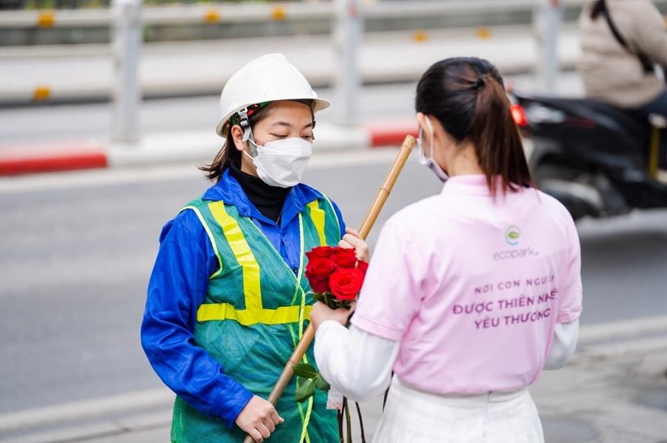 Valentine 2022: Màn tỏ tình ấn tượng nhất thế giới vừa diễn ra tại Hà Nội với 99.999 bông hồng