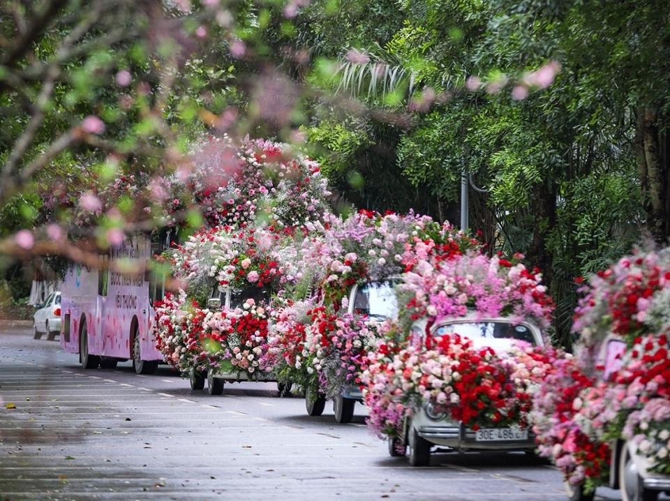 Valentine 2022: Màn tỏ tình ấn tượng nhất thế giới vừa diễn ra tại Hà Nội với 99.999 bông hồng